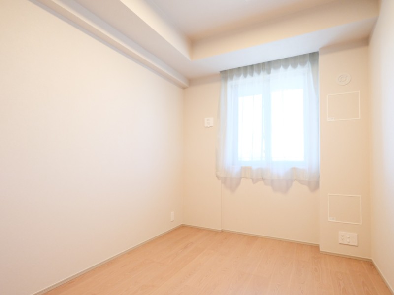 洋室2は約5.0帖の広さがあります。穏やかな自然光が入り、のびのびとお過ごしいただけるお部屋です。ゆったりとしたい時にぴったりの空間となっております。