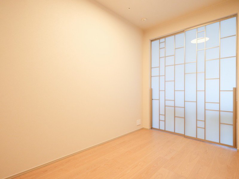 洋室3は約4.4帖の広さがあり、凹凸の少ない内装のためインテリアを配置しやすくなっております。理想のお部屋作りを楽しむことができます。