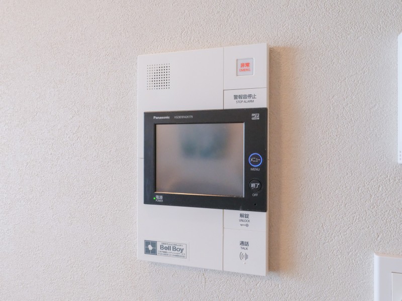 ◆TVモニター付インターホン◆訪ねてきた相手をモニター越しに確認でき、防犯対策に役立ちます。インターホン越しに話をすることが可能です。