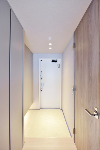 フットライトが優しく足元を照らし、ゲストや家族をあたたかく迎え入れてくれる玄関です。シューズボックスと廊下収納があり、靴だけでなく、レイングッズや災害備蓄品などの収納に便利です。