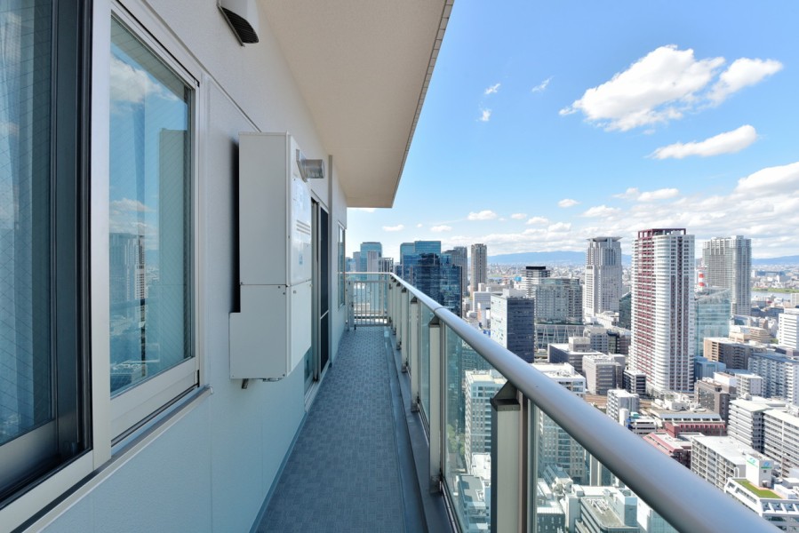 お部屋を囲むL字型のバルコニーは優しい光と風が空間を満たしてくれます。大きな空と開放的な眺望が眼前に広がり、快適な空間の中で、のびやかな時間を過ごせます。