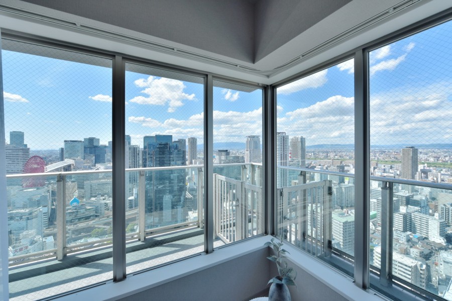リビングに入ると目に飛び込んでくるコーナーウィンドウを採用しており、リビングでくつろぎながら大阪の街並み・淀川の眺めを一望できます。自然光が入りやすく、お部屋に広がりを感じます。