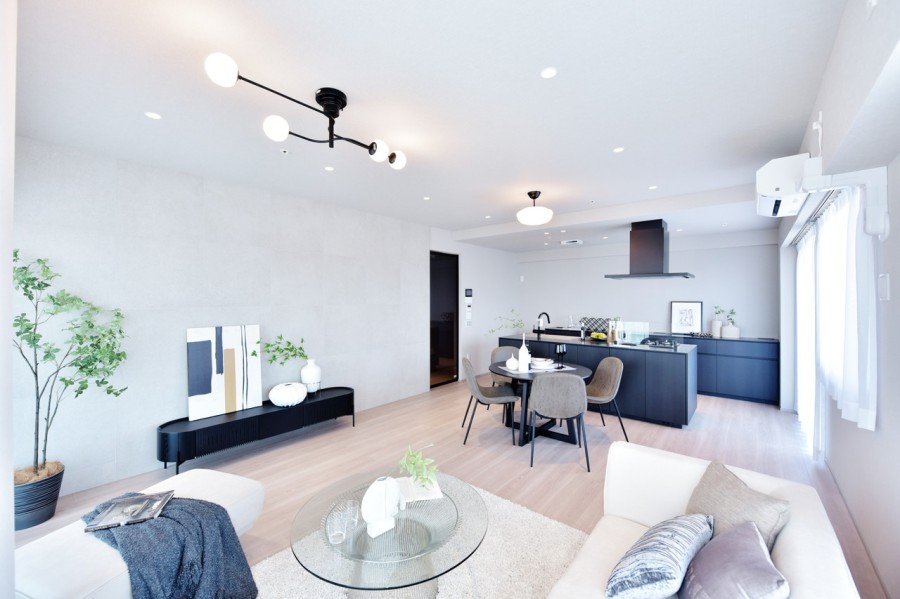 二面採光で明るく開放的なＬＤＫ約21.8帖です。シンプルながらも洗練された都会的な雰囲気を演出するタイル張りの壁や色使いで、生活感を軽減させながらもくつろげる空間に仕上げました。