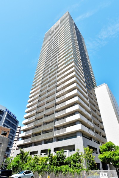 阪急大阪梅田駅徒歩８分、その他地下鉄など利用可能な便利な立地です。大阪駅周辺には各デパートや商業施設等が多数、さらなる再開発に伴い日に日に活気を増していく街を堪能できる立地です。