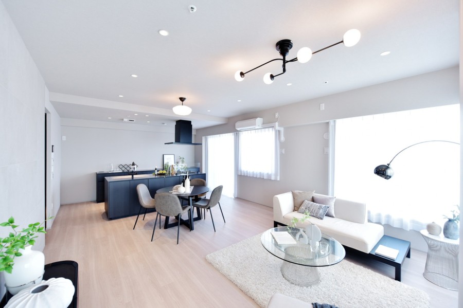 ３７階部分の北西角住戸で、全ての居室がバルコニーに面した陽当たり・眺望良好なお部屋です。夏には淀川花火大会がリビングの特等席から鑑賞可能です。床暖房完備で冬も快適にくつろげます。