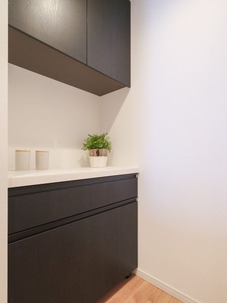 キッチン奥にはカップボードが備わっていますので、食器やカトラリー類の収納としても、こだわりのキッチン家電の配置スペースとしても活躍してくれます。