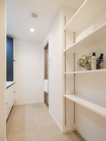 可動式の収納棚が背面に配備されているため、高さの異なるランドリーグッズや、リネン類やタオルなど、保管するアイテムに合わせた自由な高さ調整が可能です。