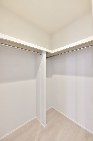 洋室１にはハンガーパイプに枕棚を備え付けた大容量のウォークインクローゼットを設置しました。お気に入りの衣類から季節物の家電などあらゆるものを収納できます。洋室2にもウォークインクローゼットを設置しました。