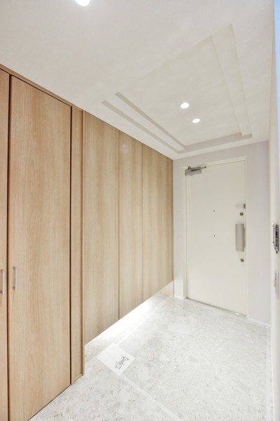 フットライトと足元のタイルが優しくエレガントに空間を演出してくれます。人感センサーライトを設置していますので、遅い時間のご帰宅、手がふさがっている時でも自動点灯なので安心です。