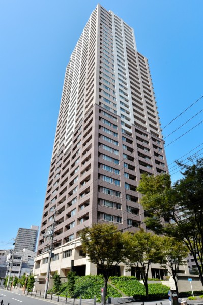 近鉄、大阪市営地下鉄、ＪＲへアクセス可能で、通勤・通学等便利な立地です。総戸数270戸、オール電化、ペット飼育可能です。ホテルライクな内廊下設計です。3重セキュリティ採用でセキュリティも安心です。