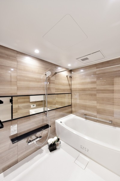 浴室は1620サイズでお子様とのにぎやかな入浴も、お仕事の疲れを癒す時間も大切に過ごしていただけるバスルームです。浴室暖房乾燥機完備で、衣類の乾燥や暖房運転など一年を通して快適にご使用頂けます。