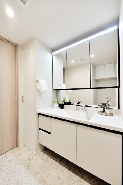 入浴後のプライベートタイムから朝の慌ただしい時間も快適に過ごせるパウダールームです。収納もたっぷり備え付け、リネン類や洗剤類などもたっぷり収納できます。タッチレススイッチ採用で手を触れずに照明をonoffできます。