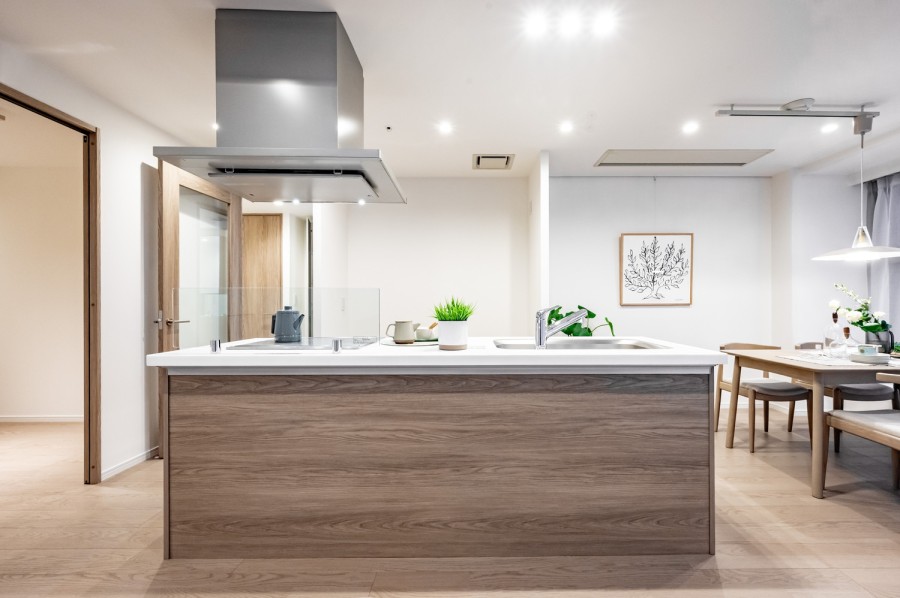 アイランドキッチンにはフローリング材と調和する柔らかなウッド調デザインを取り入れています。お手入れのしやすいIHコンロ、食洗器を搭載し、デザイン性と機能性を兼ね備えた空間に仕上がりました。
