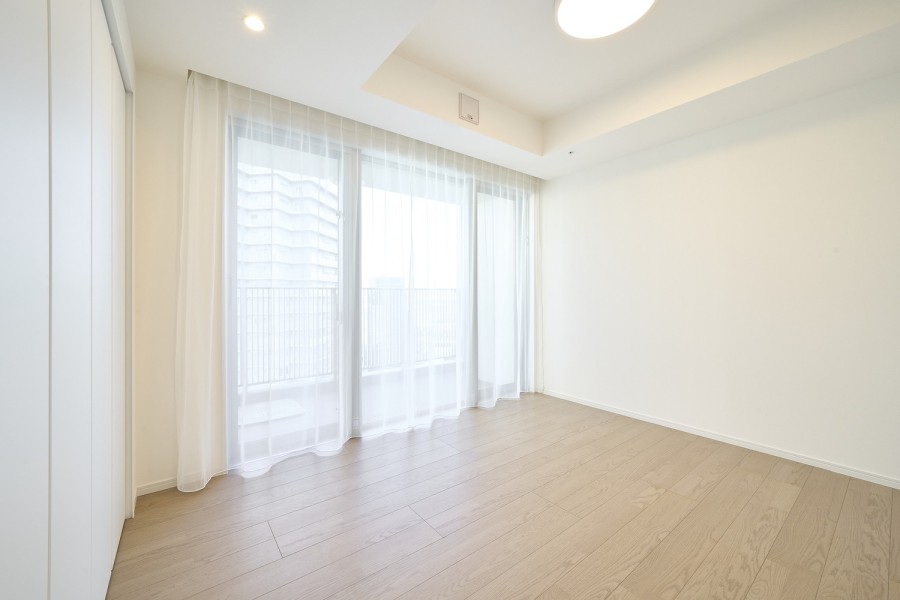 約7帖の洋室1は奥行きのある勾配天井になっているため、より解放感を感じられるお部屋です。バルコニーに面した窓からは穏やかな自然光が入り、のびのびとお過ごしいただけます。