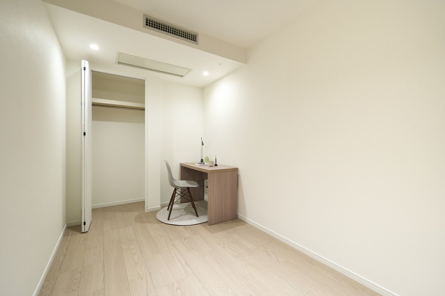 テレワークや作業スペースとしてもぴったりな洋室2(4.4帖)です。クローゼットがあり、お部屋もゆったりと使えます。