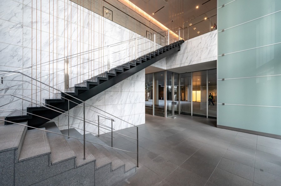 共用部は2024年に大規模修繕工事実施済みです。良好な利便性と水辺の潤いに恵まれた格調高いレジデンスは、街の雰囲気と呼応するようにスタイリッシュな姿を身に纏った佇まいです。