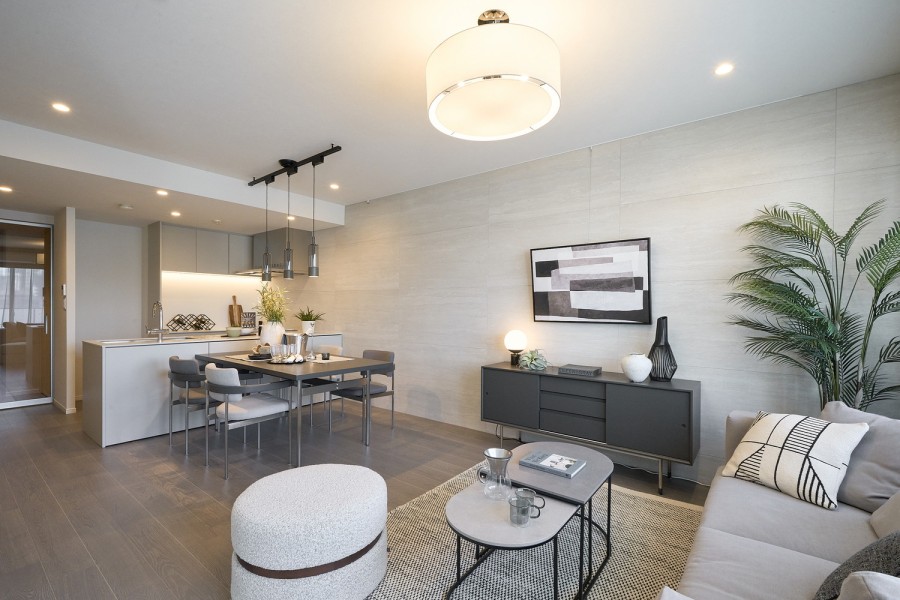 約17.1帖のリビングダイニングキッチンです。深みのあるウッド調フローリング材や、アクセントの石調タイルを取り入れることで、より上質感を感じられる居心地の良い内装に仕上げています。