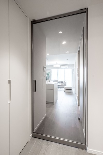 リビングへ続く扉はガラス仕様で、空間に開放感と軽やかさを演出します。住まい全体に落ち着いた雰囲気を添えています。
