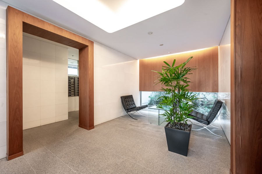 管理の行き届いた、清潔感のあるエントランスです。落ち着いたデザインで、住まう方や訪れる方を穏やかに迎え入れます。