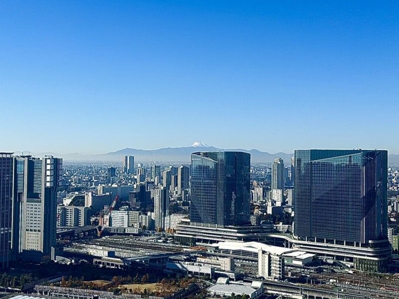 リビングダイニングからの眺望です。晴れた日には富士山や東京タワーが一望でき、胸のすくパノラマビューを堪能できます。のびやかに広がる空が日常となり、至福の時間に包まれる住まいです。