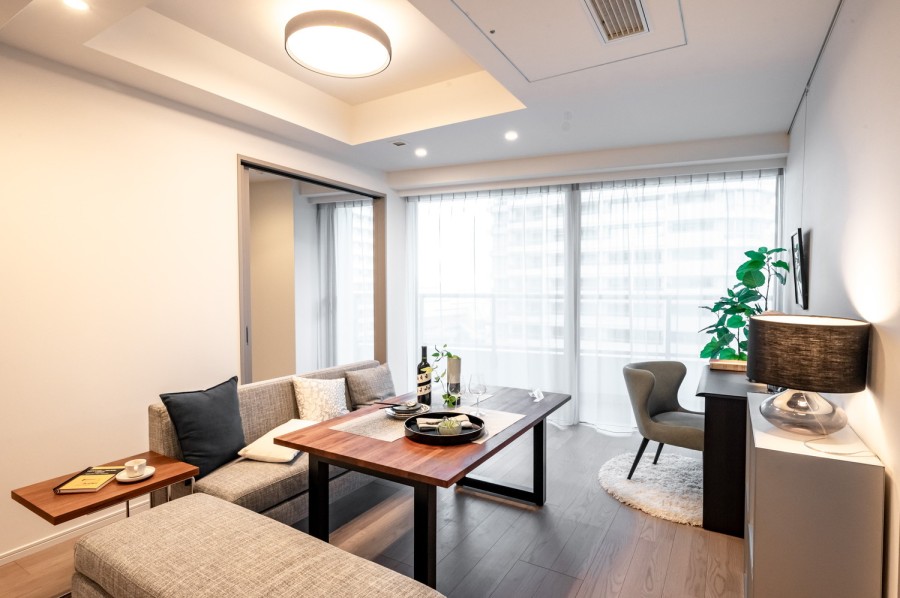 多種多様なライフスタイルに寄り添ったしつらえにリノベーションし、アップデートしたお部屋です。こだわった素材や意匠を纏い、柔らかく、美しく創りあげました。