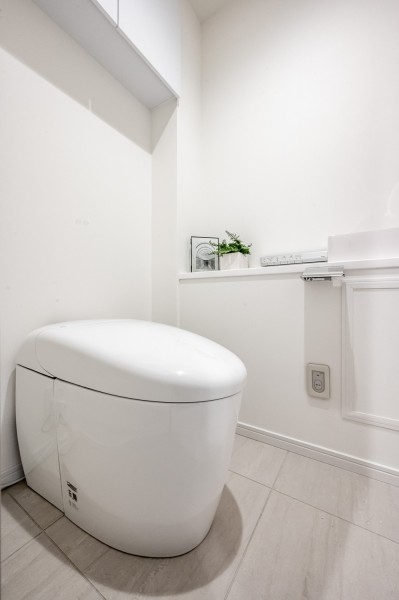 タンクレストイレやスティックリモコンでスタイリッシュな雰囲気を演出したレストルームです。毎日使う場所だからこそ、清潔感と使いやすさを考慮しました。