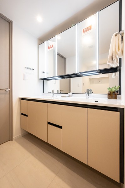 洗面化粧台にはまるでホテルのようなダブルボウルデザインを採用しました。ダブルボウルの大きな洗面台は大きな鏡で身だしなみも整えやすく、朝の慌ただしい時間帯も快適です。