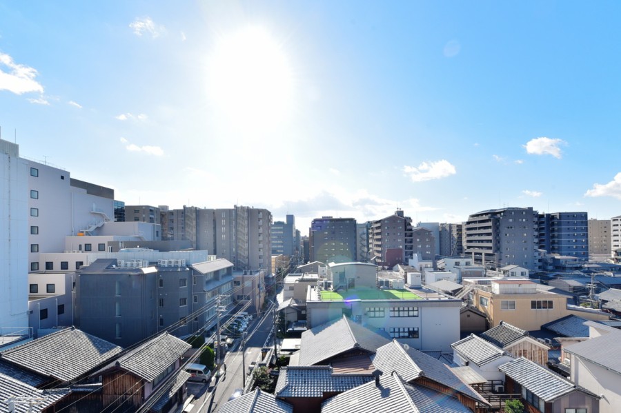 最上階の南・東・北の三方角住戸ですので、あらゆる方向の眺望が楽しめます。南側眺望は近くに高い建物がなく、時間ともに変化していく大きな空を眺めながら一息つきたくなるような開放感に包まれます。