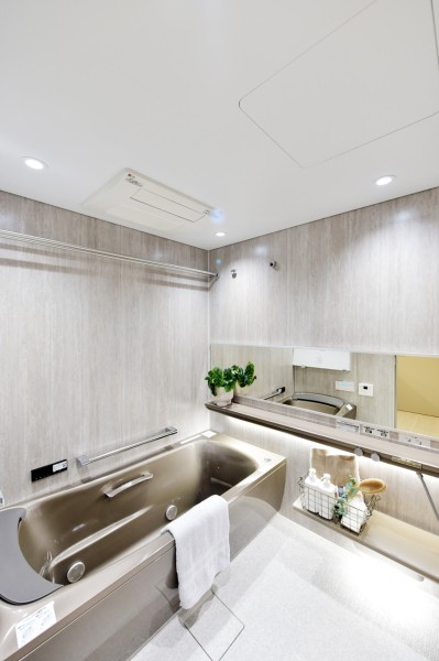 TOTO製ファーストクラス浴槽SYNLAを採用致しました。1620サイズでゆったりと入浴でき、肩楽湯・腰楽湯を採用し、体を芯から温め、腰にも心地よい刺激を与えてくれます。自宅で癒しの時間を過ごせます。