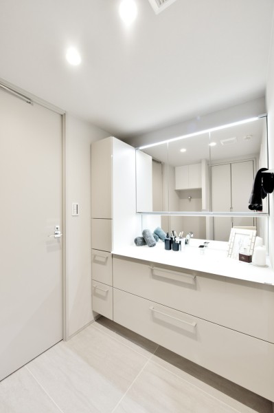 入浴後の落ち着いた時間も、朝の慌ただしい時間も自分らしく快適に過ごせるパウダールームです。収納をたっぷり設置していますので、清潔な空間を保てます。タッチレス照明で、手を触れずに照明をonoffできます。