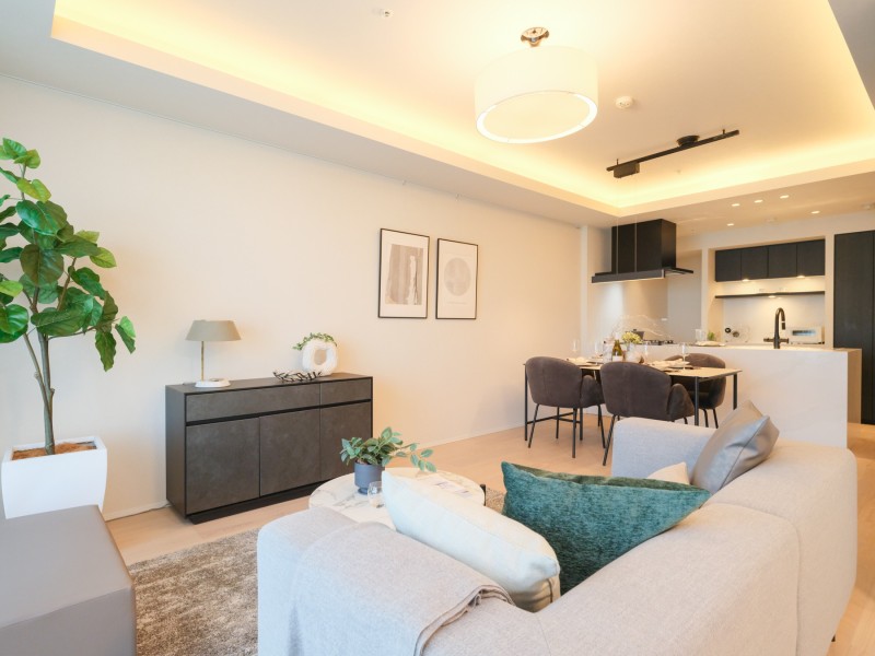 木目の凹凸感や素材感が楽しめるフロア材や、上品さを添えるホワイトベースで仕上げているため、どんなインテリアにも馴染みやすい柔軟性も備えています。