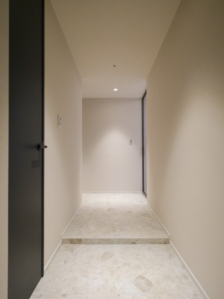 玄関は優しく上品な空間となっております。帰宅時に優しく包み込んでくれるほっとするスペースには、ブラックカラーの建具をアクセントに採り入れ、しっとりと落ち着いた雰囲気が漂います。