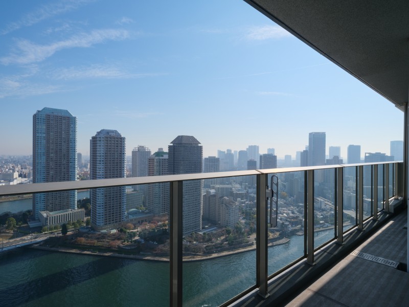 バルコニーは約19.0m²の広さがあり、ティータイムや晩酌タイムを満喫することができるゆとりある空間です。季節や時間によって変わる景色の表情をお楽しみいただけます。