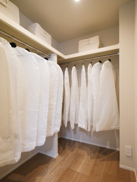 洋室1にはウォークインクローゼットがあり、お洋服やファッション小物、季節物の寝具など収納することができます。居室と同様のカラー調で統一感のある空間となっております。