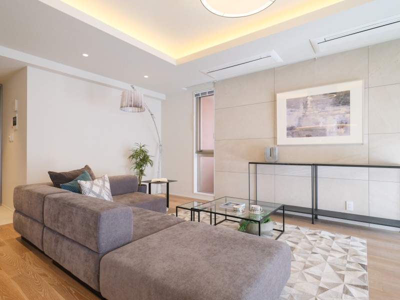 リビングの壁にはピクチャーレールがあるので、壁を傷つける心配なくお気に入りのお写真や絵画、ドライフラワーなどのグリーンを飾ることができます。四季によって飾るものを変えて、季節を感じることもできますね。