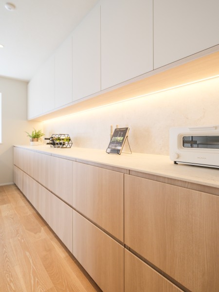 キッチンの背面にはお揃いのデザインのカップボードを設置いたしました。調味料や食器の収納に役立ち、カウンター部分には調理家電やワインなどを置くこともできます。