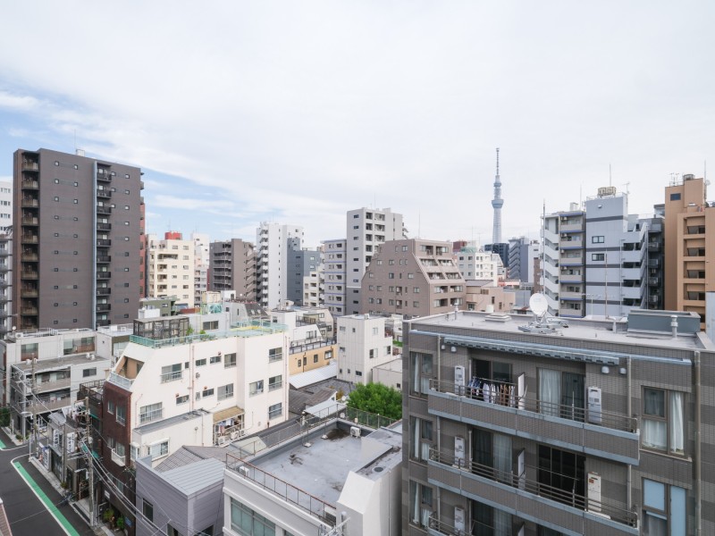 バルコニーからはスカイツリーを望むことができ、開放感あふれる眺めが広がります。季節や時間帯で移ろう空と街の表情を、日常の中でお楽しみいただけます。
