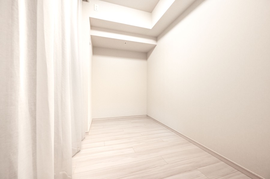 洋室2はバルコニーに面した約4.2帖のお部屋です。ほかのお部屋と同様に、温もりを感じるフローリングやホワイトで統一された壁紙がやわらかい雰囲気を演出しています。