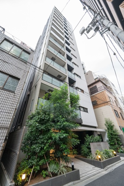 「御成門」駅徒歩６分に位置する、2020年築の14階建てマンションです。おしゃれなショップが立ち並ぶ「新虎通り」までも徒歩約3分のため、日々のお買い物にも便利な住環境が整っています。