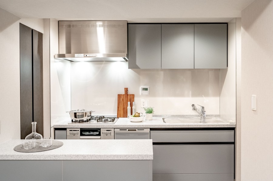 キッチンとお揃いのカウンターが設置されております。カウンターで作業をしたり、ワインや調理家電を置いてインテリアとしても楽しめそうです