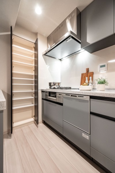 キッチン奥にはパントリーがあります。ごちゃごちゃしがちなキッチン周りも、スッキリとお使いいただけます。