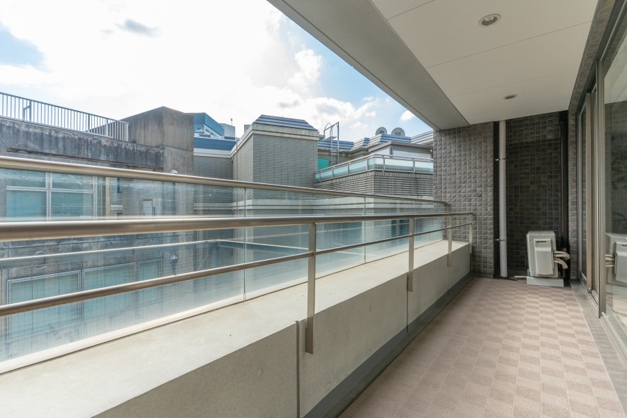 南東向きでたっぷりの陽光が注がれるバルコニーです。都会の喧騒を忘れ、リラックスできるゆとりのあるスペースです。