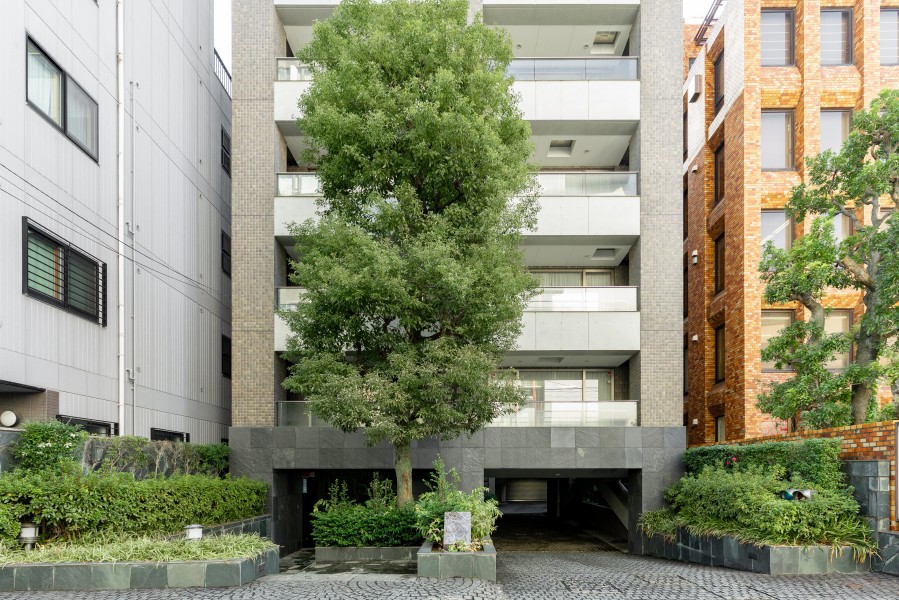 優しい色合いの外観が、スタイリッシュな香り漂う大人の街並みに溶け込むマンションです。