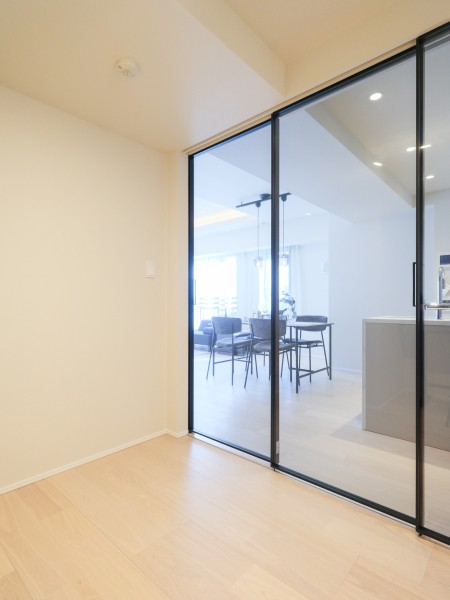 洋室2は約3.8帖のお部屋です。扉にはガラス引き戸を採用することで空間に明るさを開放感を演出し、よりシームレスな住空間へと仕上げました。