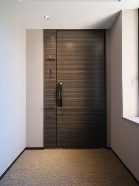 柔らかく上品な印象の共用部です。清掃が行き届いた様子から管理体制の良さが伺えます。犬猫２匹までペット飼育可(規約有)、宅配ボックス完備。