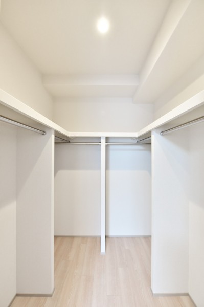 大容量のウォークインクローゼットを設置しましたので、シーズンオフの家電やかさばりがちなアウター、アウトドア用品などの収納に便利です。枕棚を設置していますので、バッグや小物などもきれいに整頓できます。