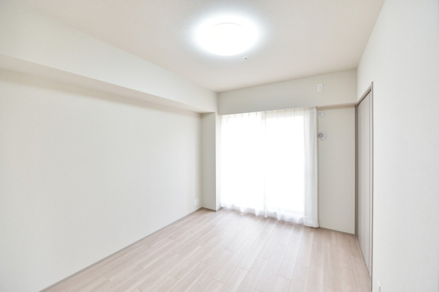 洋室２（約6.3帖）です。すべての居室がバルコニーに面した開放感あるプライベートスペースです。家具を置いても広々使用できる広さがあり、静かに自分の時間や課題、趣味に集中できる空間です。