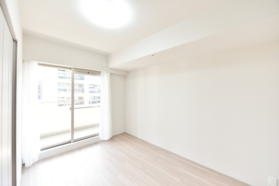 洋室３（約6.2帖）です。すべての居室がバルコニーに面しており、優しい光と風が運ばれてきます。傷や汚れにつよいフローリング材を使用していますので、お手入れも楽にして頂けます。