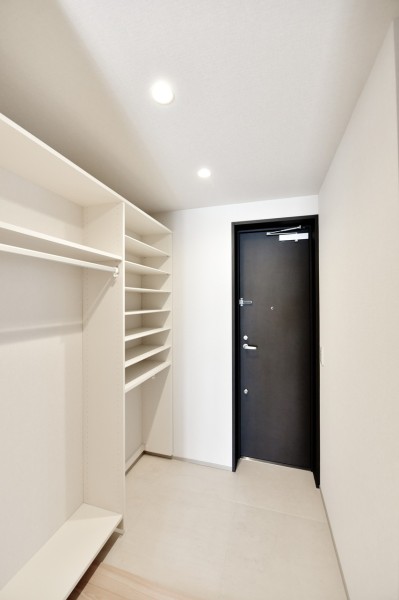 玄関ポーチとリビング側からアプローチできる大容量のシューズインクローゼットを設置しています。ハンガーパイプを設置していますので、シューズやブーツだけでなく、アウターやレインコートなども掛けられます。