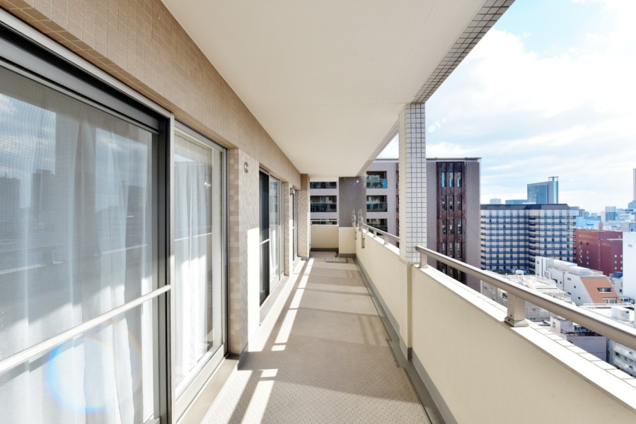 L字型のバルコニーが居室を囲み、お部屋に優しい光と風を届けてくれます。スロップシンクを備えていますので、お掃除のときにも便利です。時間を忘れて神戸の街並みと空を堪能したくなる空間です。